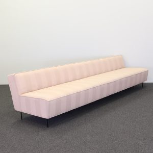 Rosa/beige Soffa Modern Line från Gubi