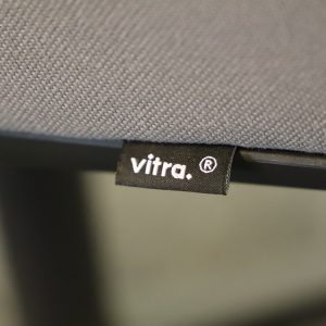 Mötesstol Softshell Chair Grå från Vitra